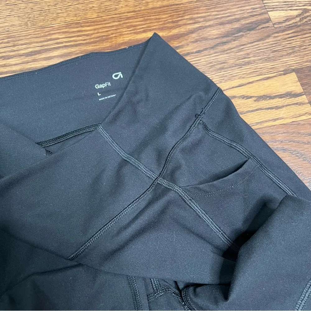 GAP Cropped Leggings in black size Large (measurements included)